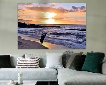 Surf au coucher du soleil.