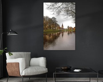 Le canal de la ville de Leeuwarden aux couleurs de l'automne en fin d'après-midi sur Harrie Muis