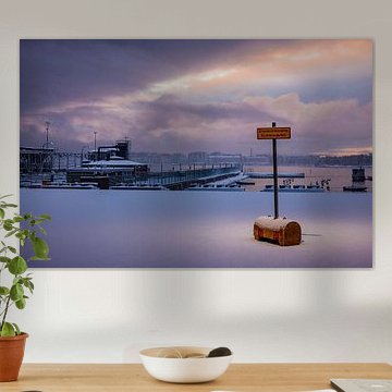 Winterhafen im Morgenlicht – gelbes Schild & verschneiter Kai | minimalistische nordische Küstenkuns