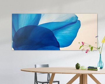 Blaues Blumenpetal – Sanfte Eleganz von Poster Art Shop
