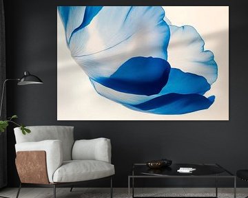 Blaues Blütenblatt in sanften Tönen von Poster Art Shop