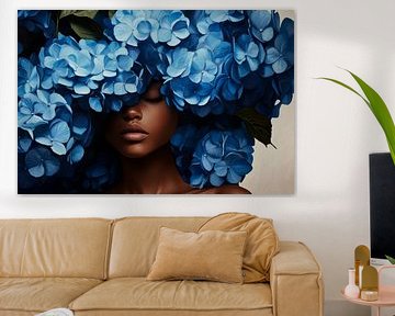 Vrouw met blauwe hortensia's in haar haar van Poster Art Shop