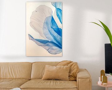 Delicate blauwe bloemblaadjes in het licht van Poster Art Shop