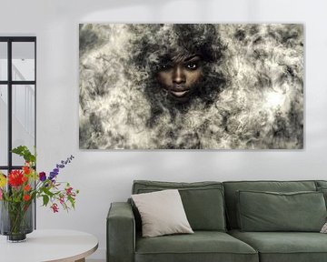 Vrouw met afro in mystieke rook