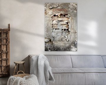 Verweerd stuk muur van beton en stenen in Frankrijk van Cindy Mulder