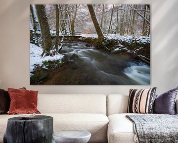 Een klein riviertje gefotografeerd tijdens de winter in de Belgische Ardennen. van Rob Christiaans