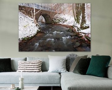 Een klein riviertje met een brug gefotografeerd tijdens de winter in de Belgische Ardennen. van Rob Christiaans