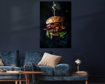 Saftiger Burger hängt an einem Zahnstocher von Poster Art Shop