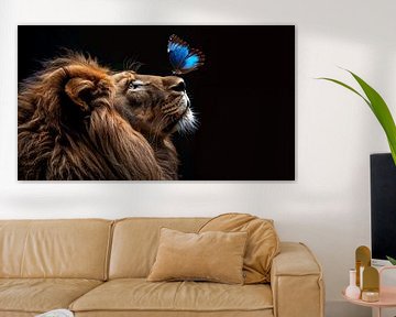 Leeuw met een blauwe vlinder van MNS Designs