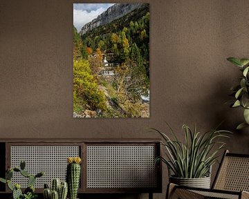 Wasserfall inmitten der Herbstfarben in Spanien