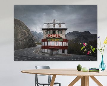 Leegstaand Zwitsers hotel in de bergen | reisfotografie van Laura Dijkslag
