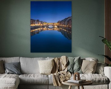 Blauw uur over de Ponte Vecchio brug in Florence. van Stefano Orazzini