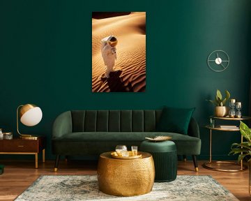 Astronaut in gouden zandduinen - Surrealistisch van Poster Art Shop