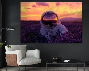 Astronaut in paars bloemenveld bij zonsondergang van Poster Art Shop