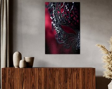 Elegant zwart masker op rode achtergrond van Poster Art Shop