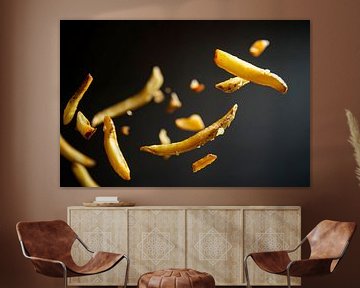 Vliegende frietjes in het donker van Poster Art Shop