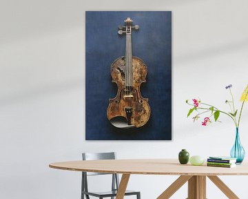 Verweerde viool op blauwe achtergrond van Imperial Art House