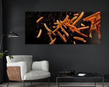 Knapperige frietjes in de lucht - Dynamisch van Poster Art Shop
