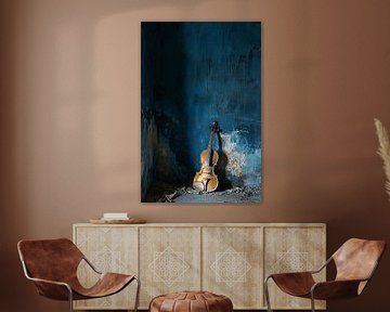 Verweerde viool in blauwe hoek van Imperial Art House