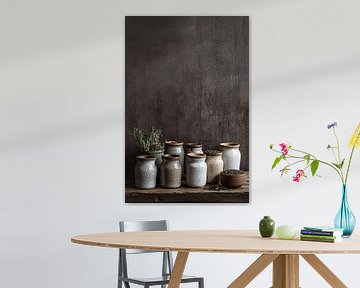 Pots à épices en céramique dans une nature morte