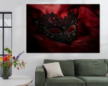 Zwart masker op rood satijn - Elegant van Poster Art Shop