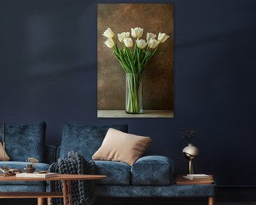 Elegante weiße Tulpen in Vase von Imperial Art House