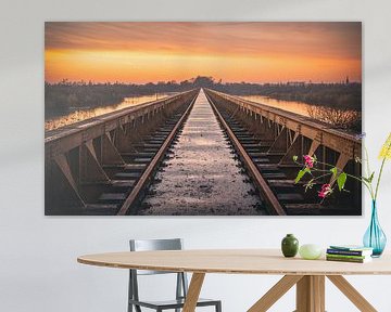 Zonsondergang op de Moerputtenbrug (Den Bosch) tussen de rails