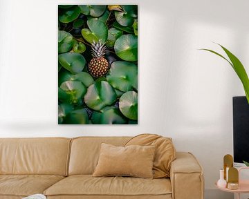 Ananas zwischen Seerosenblattgrün von Poster Art Shop