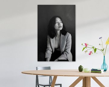Doordacht portret in zwart-wit van Poster Art Shop