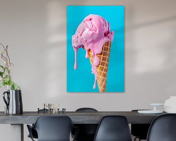 Smeltend aardbeienijs in een croissant van Poster Art Shop