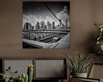 NYC uitzicht vanaf de Brooklyn Bridge | Monochroom  van Melanie Viola