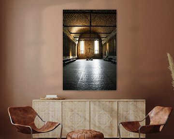 Symmetrisch zonlicht : een gedeeltelijke warm belichte zaal in Abbaye du Mont Saint-Michel