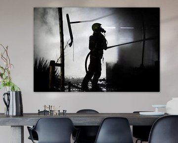 Brandweerman hard aan het werk van Martijn de Bruijn