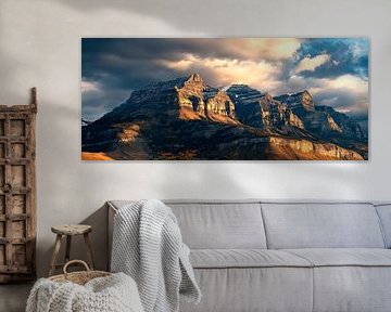 Berglandschap onder een dramatische hemel van Poster Art Shop