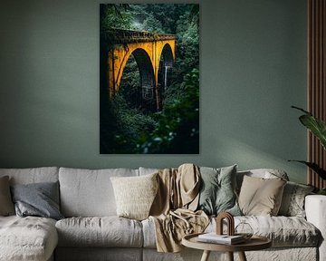Un pont jaune dans une forêt verte sur Poster Art Shop