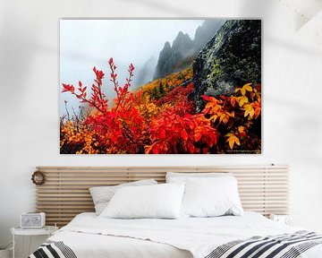 Herfstbergen in de mist van Poster Art Shop