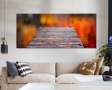Houten loopbrug in herfstlicht van Poster Art Shop