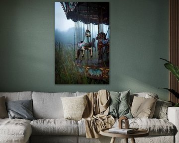 Carrousel avec des chevaux dans le brouillard sur Poster Art Shop