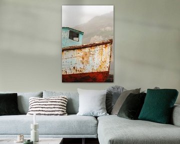 Roestige vissersboot in de mist van Poster Art Shop