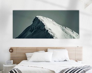 Besneeuwde bergtop - Minimalistisch van Poster Art Shop