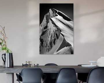 Besneeuwde bergtop - zwart-wit van Poster Art Shop