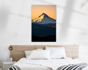 Besneeuwde berg bij zonsondergang van Poster Art Shop