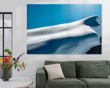 Sneeuwheuvels onder een blauwe hemel van Poster Art Shop