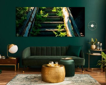 Bouwvallige trap met plantengroei van Poster Art Shop