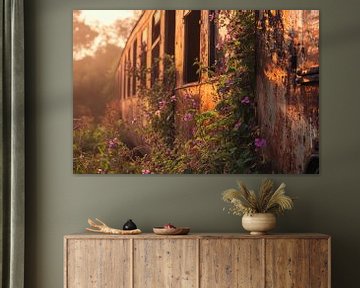 Verlaten treinwagon met bloemen - Nostalgisch van Poster Art Shop