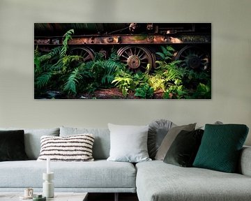 Verroeste wielen met planten - close-up van Poster Art Shop