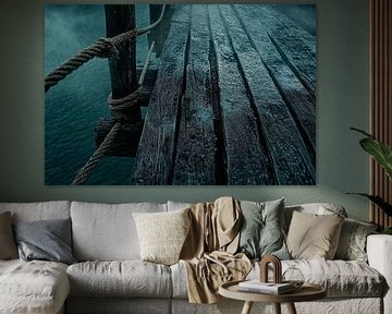 Regenachtige houten loopbrug bij het water van Poster Art Shop