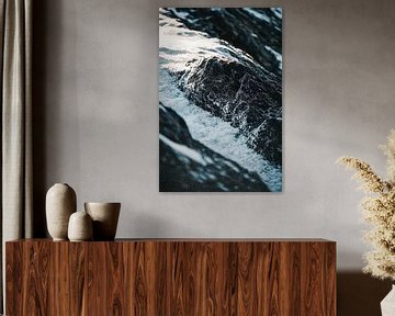 Waterstroom over rotsen - natuurfoto van Poster Art Shop