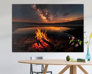 Kampvuur bij het meer onder de sterren van Poster Art Shop