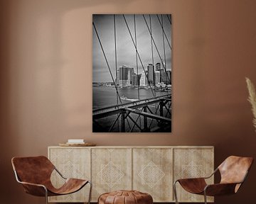 NYC uitzicht vanaf de Brooklyn Bridge | Monochroom van Melanie Viola